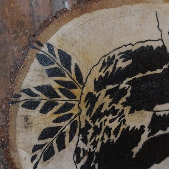 Sliced tree trunk painted shellac bear picture - Picture 3 of 10